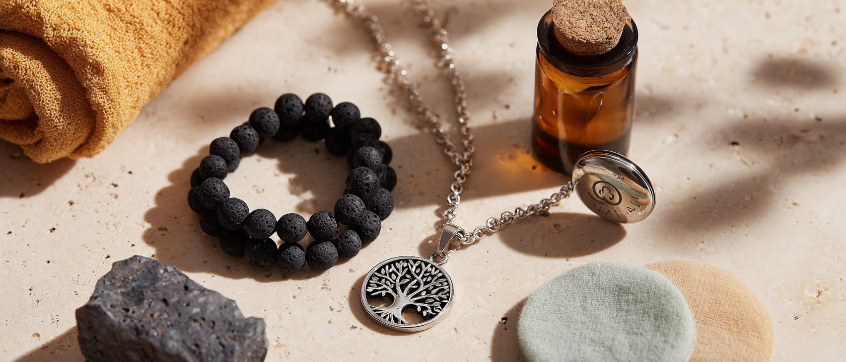 Pulseras y collares difusor de aromaterapia en flat-lay editorial